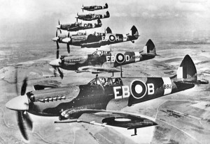 Un Supermarine Spitfire, chasseur emblématique de la Royal Air Force, est filmé en 1942 sur une base en Angleterre. | Carnets de guerre 1914-1954